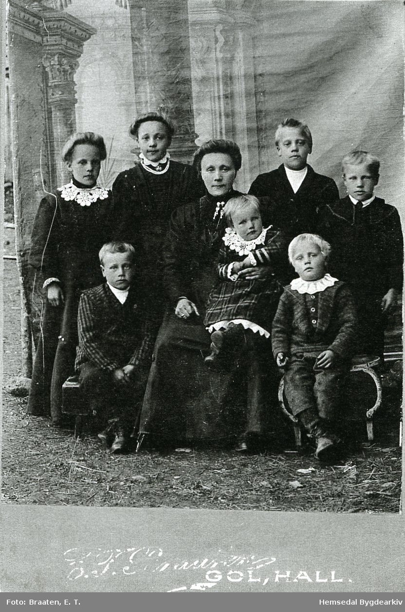 Anne Tuv frå Hemsedal med borna.
Framme frå venstre: Knut, Signe og Olav.
Bak frå venstre: Karoline, Birgit, Trond og Ola