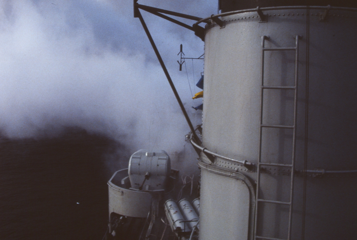 Sista krigsförbands övning på jagaren Hallands långresa 1982. Bilden diesel bildar dimridå.