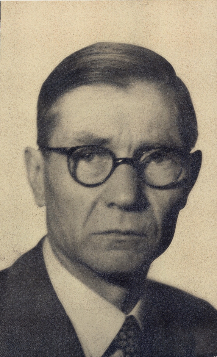 Biografiskt, personliga foton
Porträtt av en äldre Osvald Almqvist med glasögon.