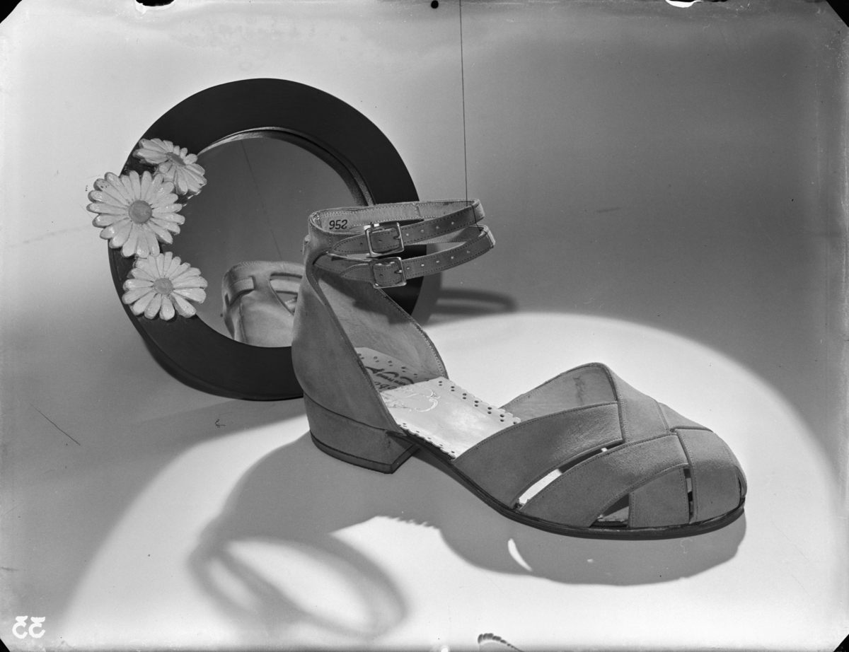 Reklamfotografering för skor planerad för Bonniers månadstidning
Sko fotograerad framför spegel med blommig ram