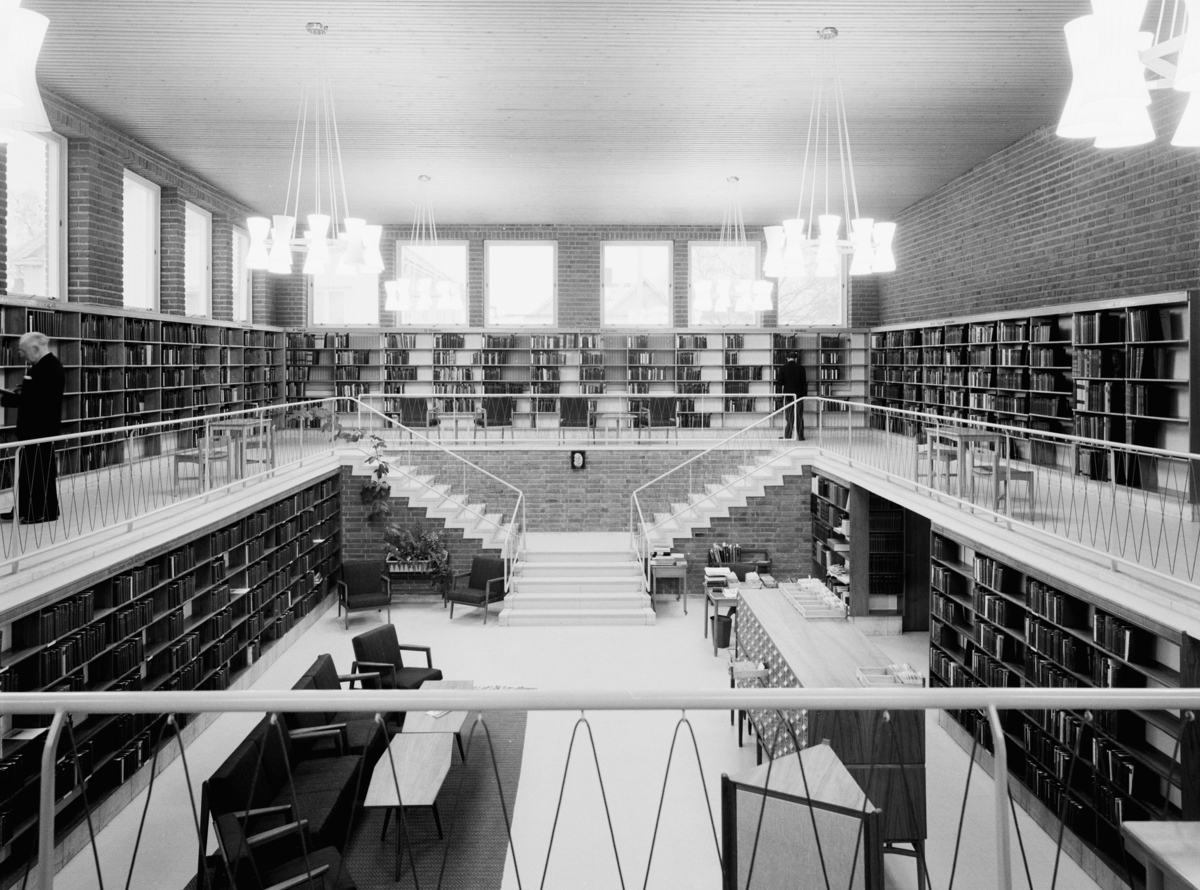 Stadsbibliotek i Umeå
Interiör med vy över utlåningshallen med närmagasin runt om i bottenplanet och balkong ovanpå.