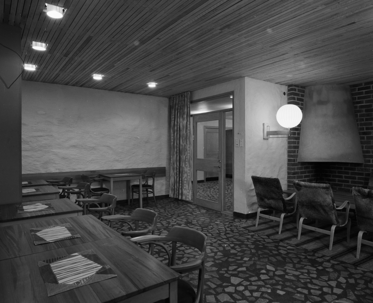 Valhall Hotell
Interiör av serveringslokal med stengolv och trätak