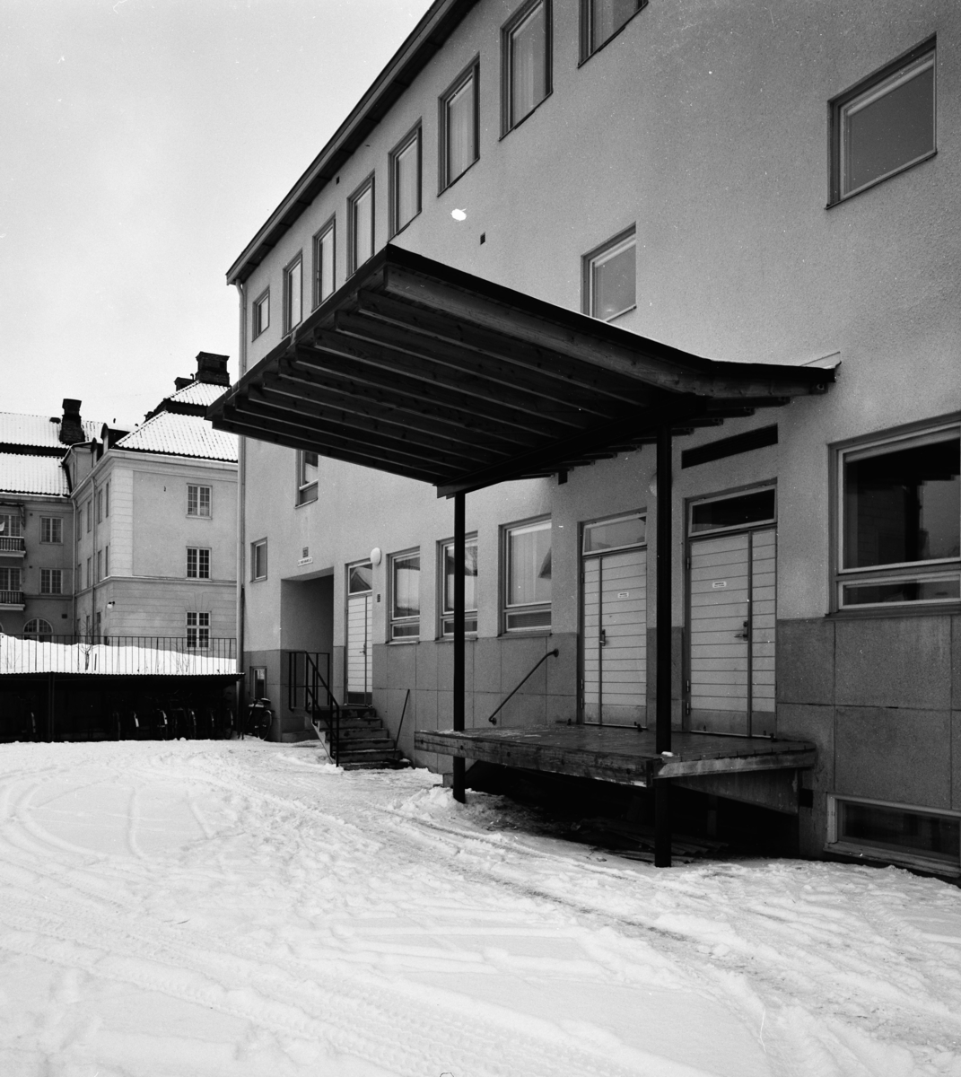 Tele- och posthus
Exteriör, fasad med skärmtak över plattform. Vinterbild.