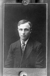 Reproduksjon av studieportrett i halvfigur.