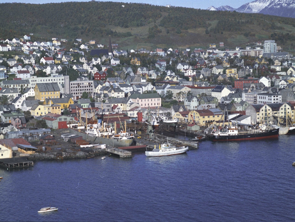 Flyfoto fra Harstad, med Kaarbøs Mekaniske Verksted i forgrunnen.