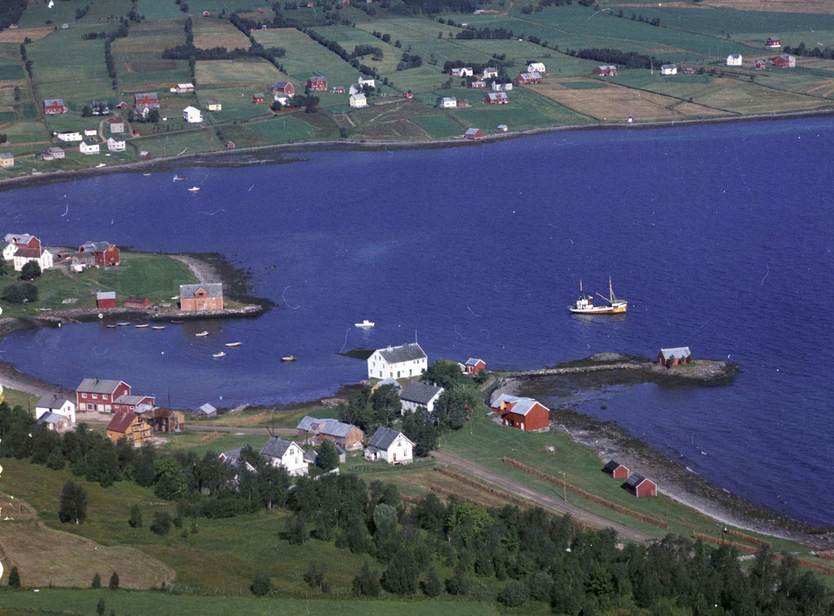 Flyfoto av Vika i Ervik.