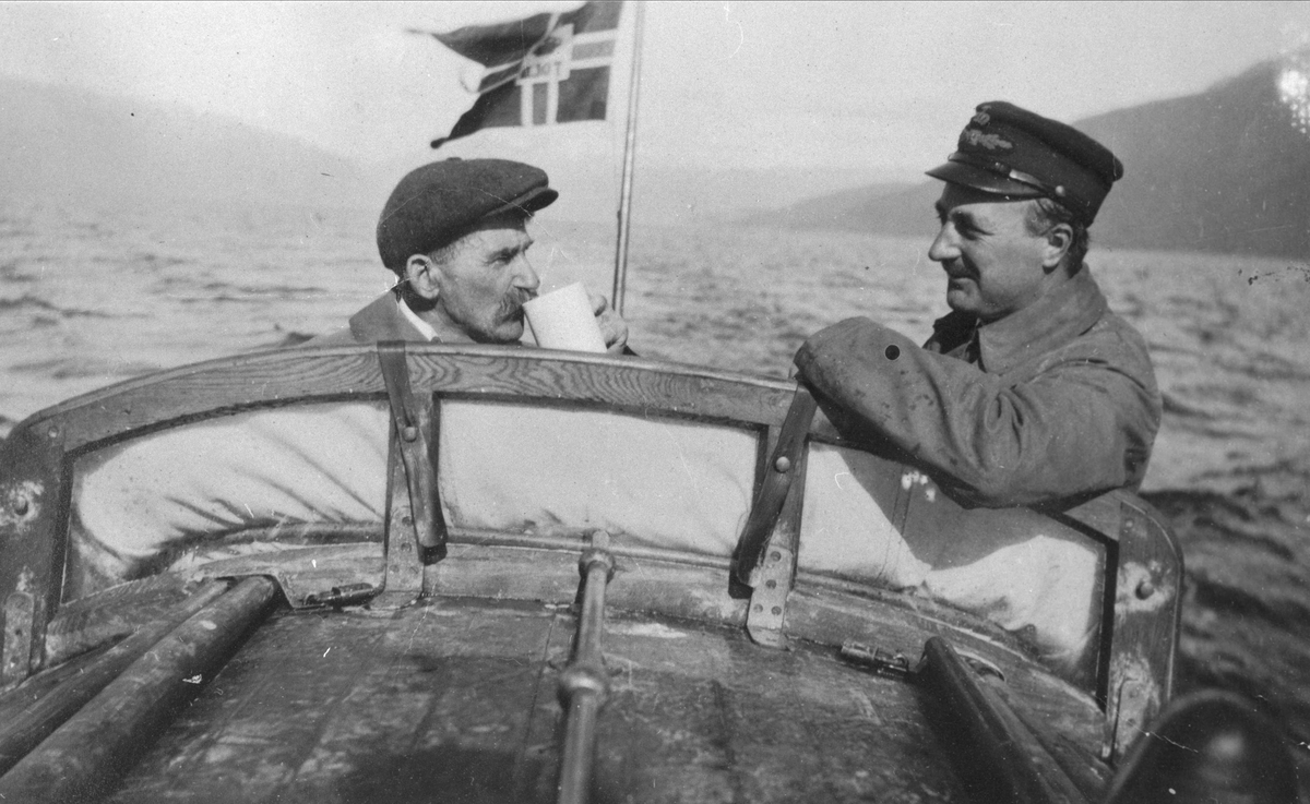 To menn ombord i motorbåten "Argus".