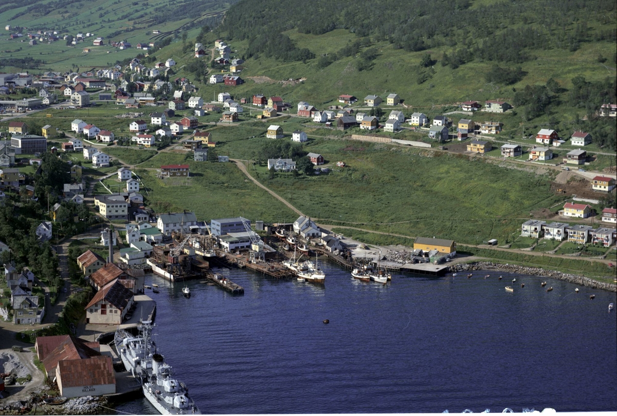 Flyfoto av Samasjøen, med Nielsen-verkstedet i forgrunnen.