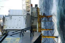 Ekofisk 2/4 H -  Gangbroen til Ekofisk 2/4 C til høyre, Port