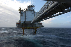 Ekofisk 2/4 H - gangbro til Ekofisk 2/4 C i forgrunnen.