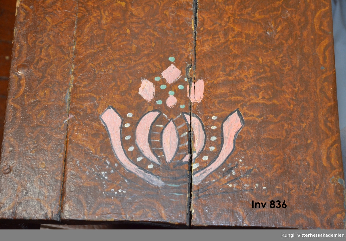 Bordsändesbänk, 1812 färg brun planksäte med målad dekor
färg rosa,svart,grön,vit. Sargen profilerad och försedd med målad dekor,
enkelståndare med bågformad utskärning.

 fr. Björknäs Järlåsa sn. Uppland