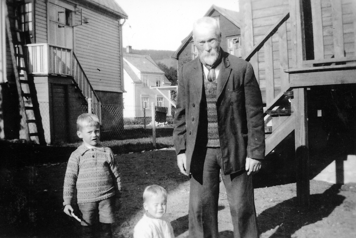 Rafael N. H. Andreassen fotografert ute sammen med barnebarn.