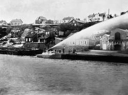 Sarpsborg Havnevesens sjøbrannsprøyte i Sandesund.