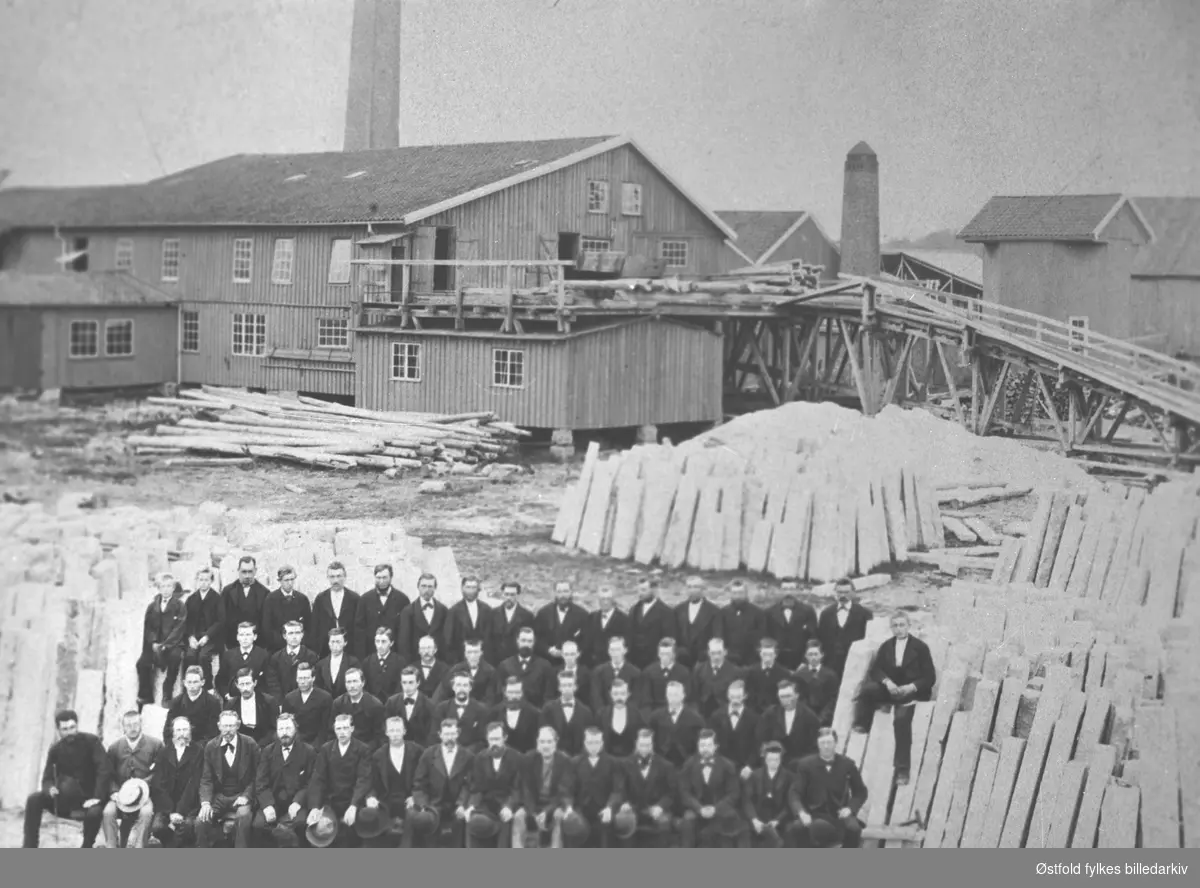 Gruppebilde av arbeiderne foran dampsaga på Ny-Nygaard.