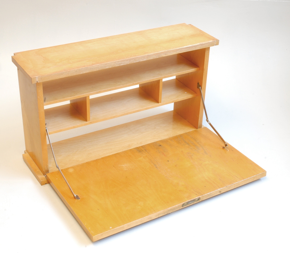 Bokhylle/2 hyller og skrivepult/skatoll for veggmontering. Skriveseksjonen har skriveplate til å felle ned/opp.
