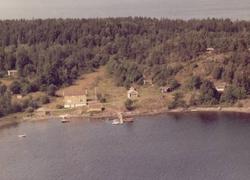 våningshus, trær, haver, vei, jorder, vann, båter,