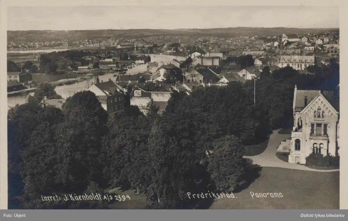 Panorama over Fredrikstad by - ukjent år. Lykkeberg i forgrunnen og Glomma til venstre. Postkort.
