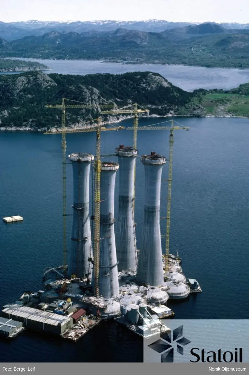 Betongunderstellet med de fire skaftene til Statfjord C er under bygging i Gandsfjorden ved Stavanger.