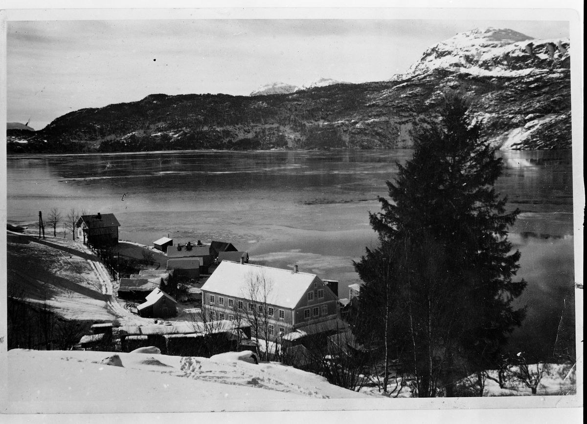 Fjord, fjell, hus, arbeidsskule, naust