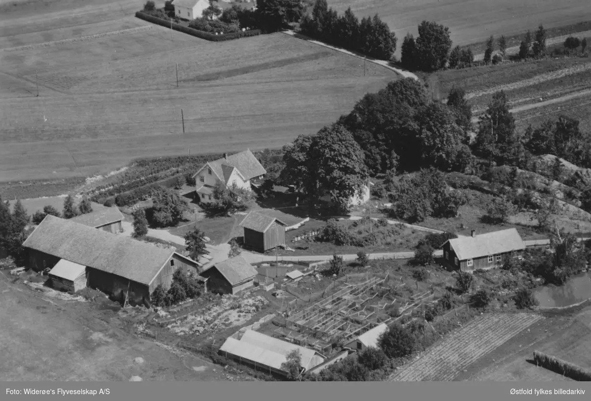 Flyfoto av gården Baastad nordre i Trøgstad.