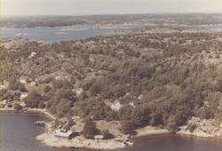 Oversiktsbilde av Gravningsund  på Hvaler, juli 1967. Skråfo