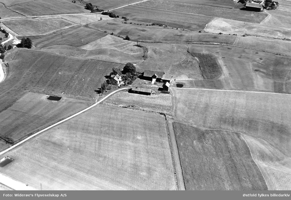 Flyfoto av gården Torp i Eidsberg 1951.