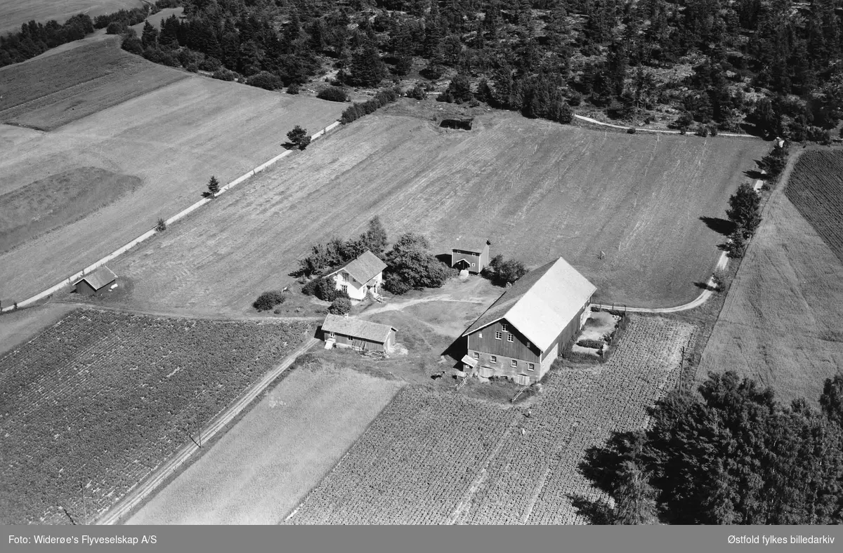 Gården Ruud i Eidsberg, flyfoto 4. august  1951.