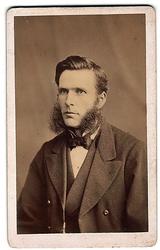 Portrett av ukjent mann, ca. 1865-1880.
Visittkort med firm