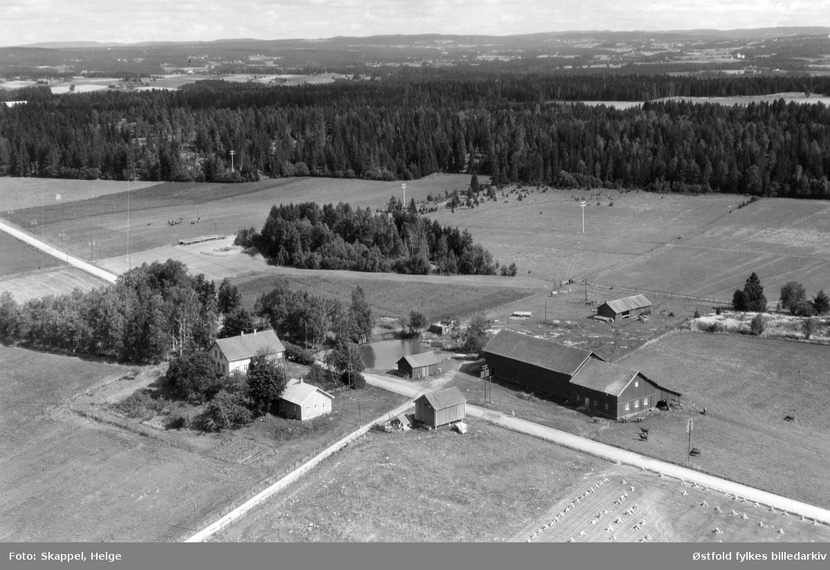 Skjelle gård  i Skiptvet, flyfoto 17. august 1949.