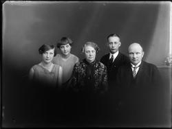 Gruppe, fotoatelier, familie? Ingen opplysninger.
Påskrift 