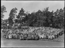 Stor gruppe i Kulås amfi i Sarpsborg 1939-40. Alle bærer mer