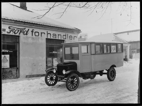 Bilforretning i Sarpsborg. Ford-forhandler. Buss av merke Fo