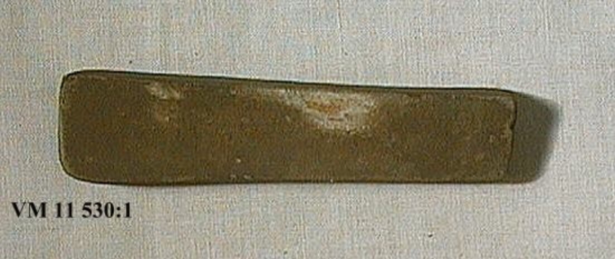 11 530:1-3 Bjers, Ringe Hejnum, Gotland 1886.

1: Bryne 1 st. L: 10,2 cm. Det hittades ett stycke från graven 31 vid Bjers.