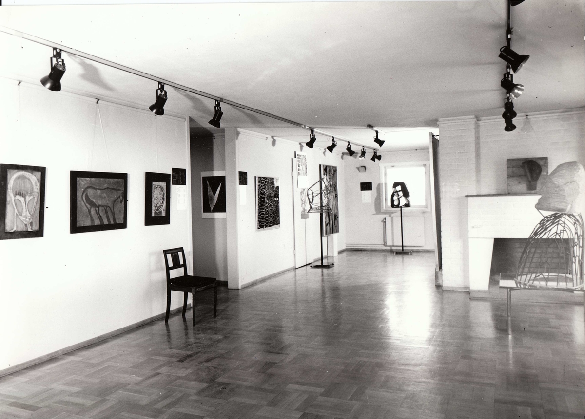 Foto frå utstilling i Galleri Haaken, 1971. Trykkplater, grafikk, skulptur, materialbilete.
