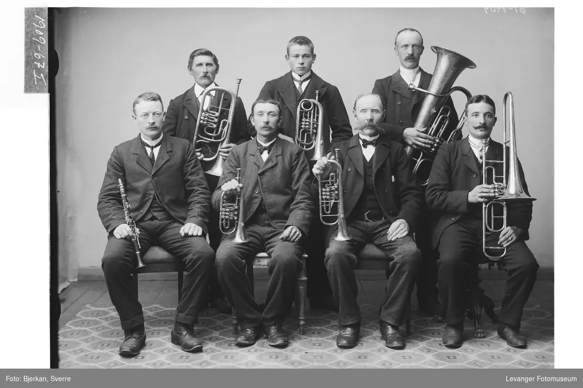 Gruppebilde av Gustav Vardehaug og andre musikanter med sine instrumenter