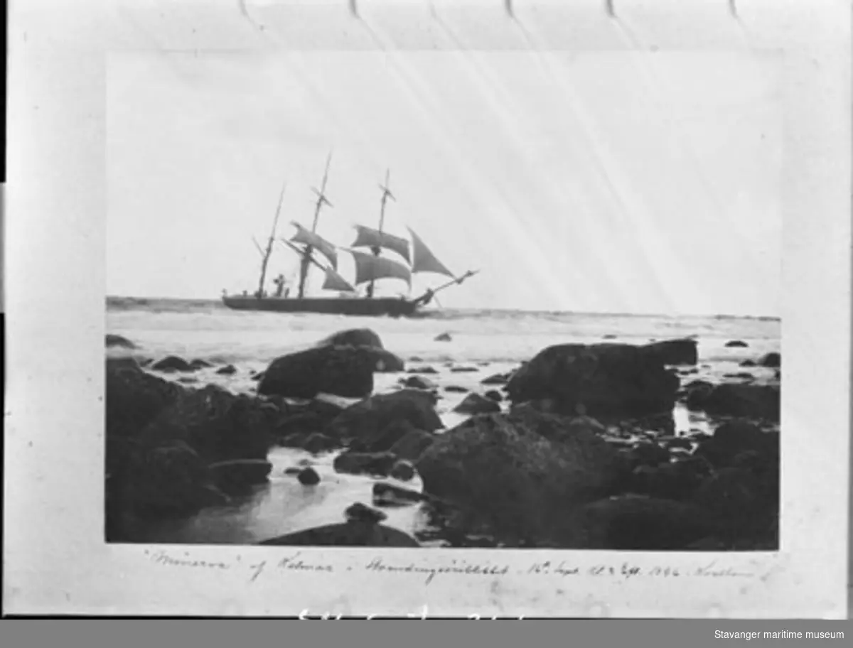 Bark "Minerva" av kalmar på grunn ved Kvassheim fyr. Fotoet er tatt i strandningsøyeblikket, 16.09 1896 kl 15.