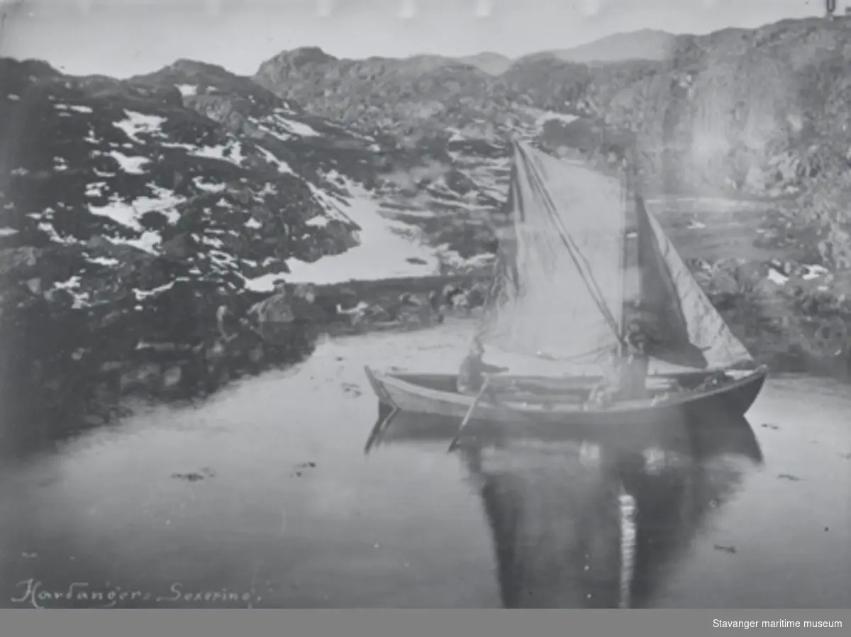 Hardanger seksæring med seil i Rogaland ca. 1893. Tre fiskere ombord.