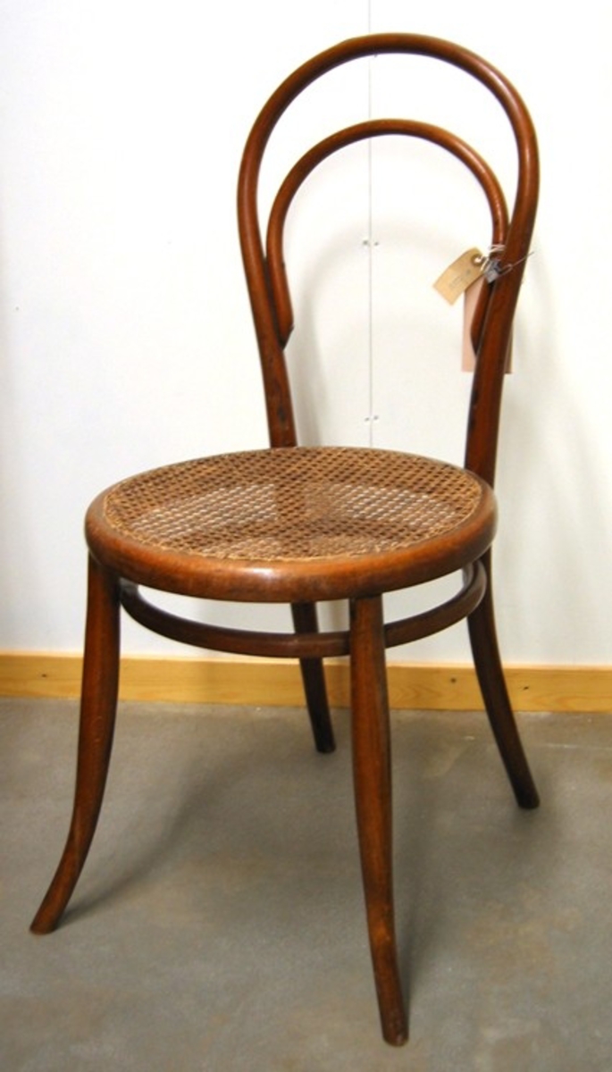 Stol med rottingsist.



Wienerstol, även kallad Thonetstol, omkring 1890. Redan på 1830-talet utarbetade Michael Thonet en böjningsmetod för trä som kom att användas inom möbeltillverkning. Från 1850-talet slog denna typ av stol igenom och tillverkades under resten av århundradet i miljontals exemplar, i synnerhet för caféer och restauranger. Denna stol är tillverkad vid Kohns fabrik i Wien.