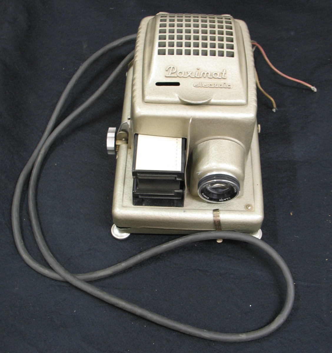 x Paximat Nr 544870 electric. Objektiv: Proj-Kata 609813   1:2. 8/85.

Projektorn tidigare använd på museet.