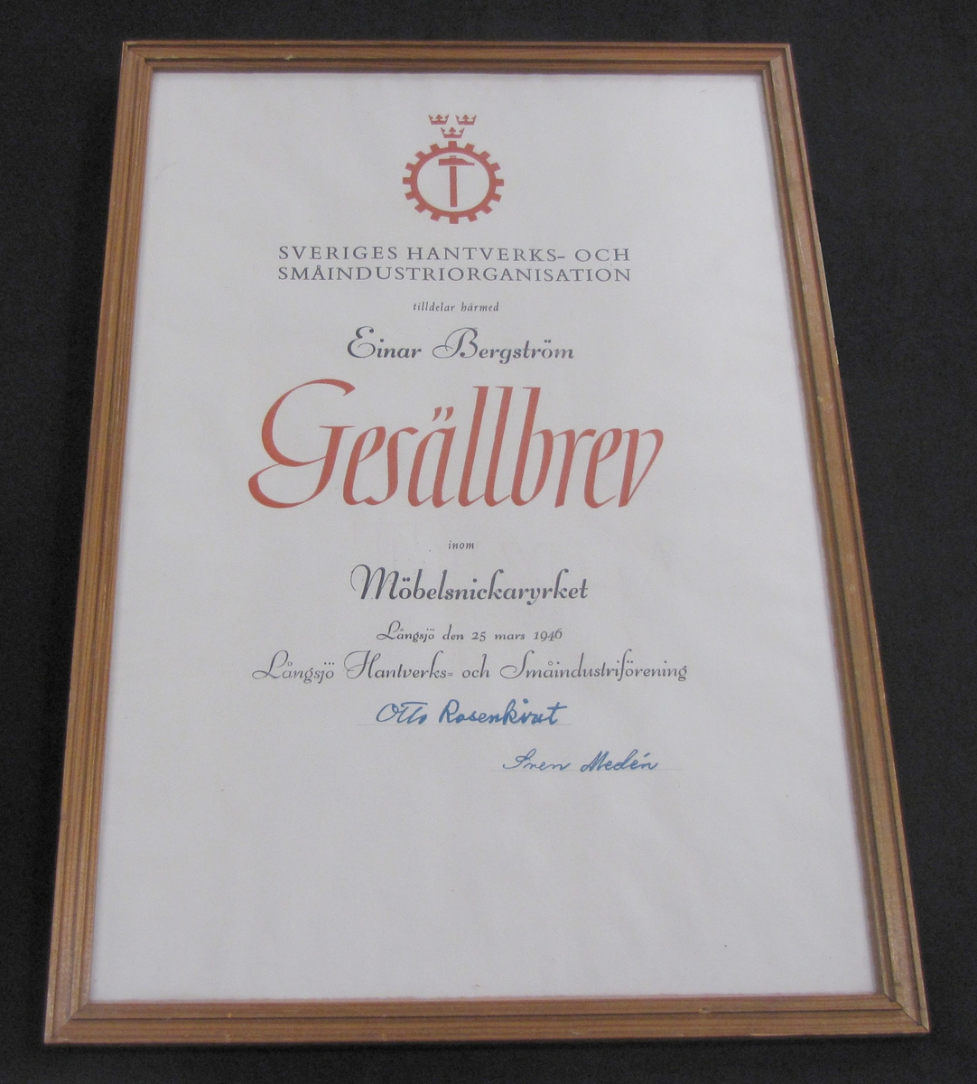 Inramat gesällbrev utfärdat av Sveriges Hantverks- och Småindustriorganisation tilldelat Einar Bergström inom möbelsnickaryrket. Daterat Långsjö den 25 mars 1946.