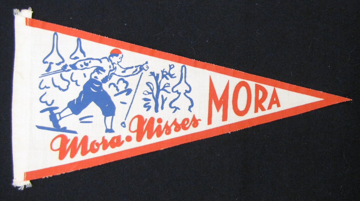 Cykelvimpel från Mora. Motivet är tryckt  med motiv av skidåkaren Mora Nisse.

Vimpeln ingår i en samling av 103 stycken.