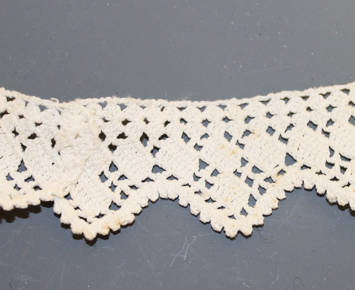 Heklet lengde sydd sammen til en ring.