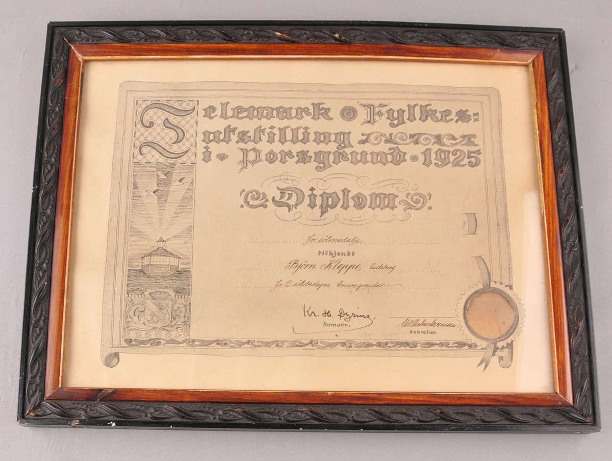 Diplom for knivgreier, frå Telemark fylkesutstilling i 1925. I glas og ramme. Medalja har vore festa til diplomet, men er tatt ut.