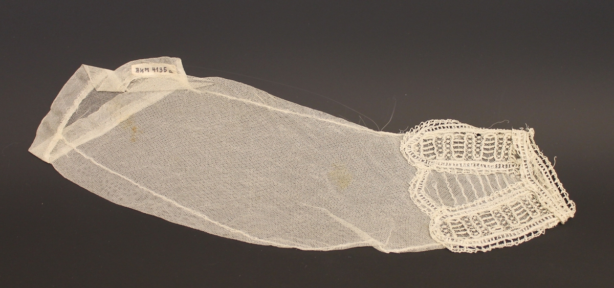 Tyll, smal form, nede besatt med maskinblonde på oversiden.