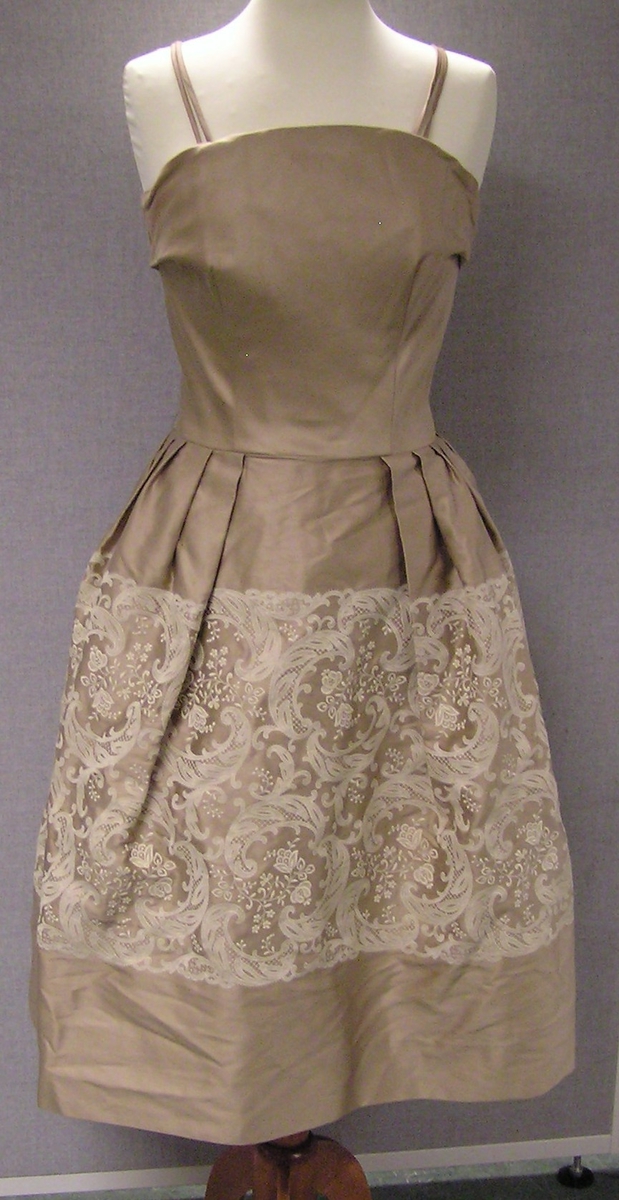 Felt med blomster ( paisley motiver ) midt på skjørtet.