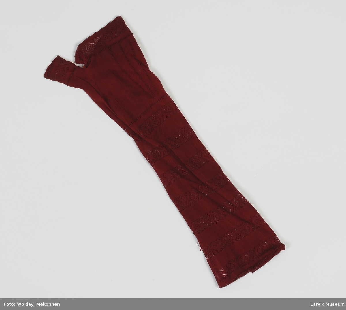 Form: Halv lang strikket hanske  uten fingre. Bare eget hull til tommelen, resten i samme hull.
