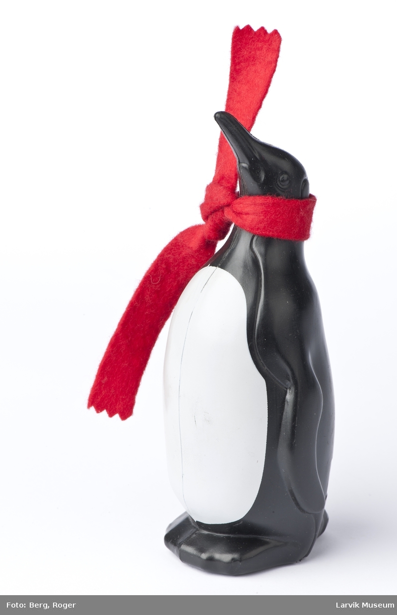 Pingvin med rødt skjerf