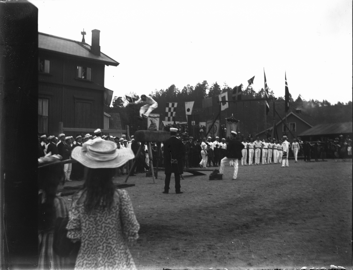Turnfest 1905, turnoppvisning på Middelskoletomta, hopp over hest. Kragerø