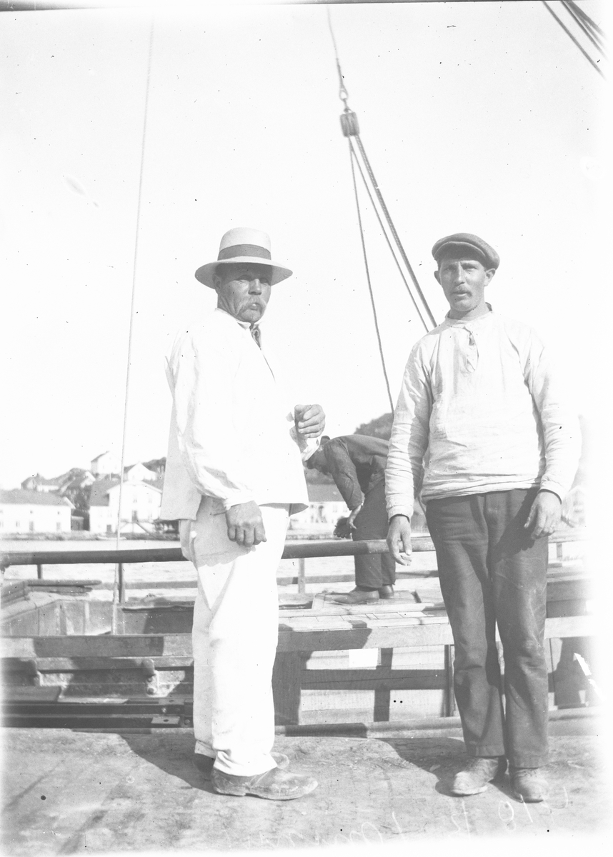 To menn på brygga. Bryggeformann Tarald Kivle til venstre 1912