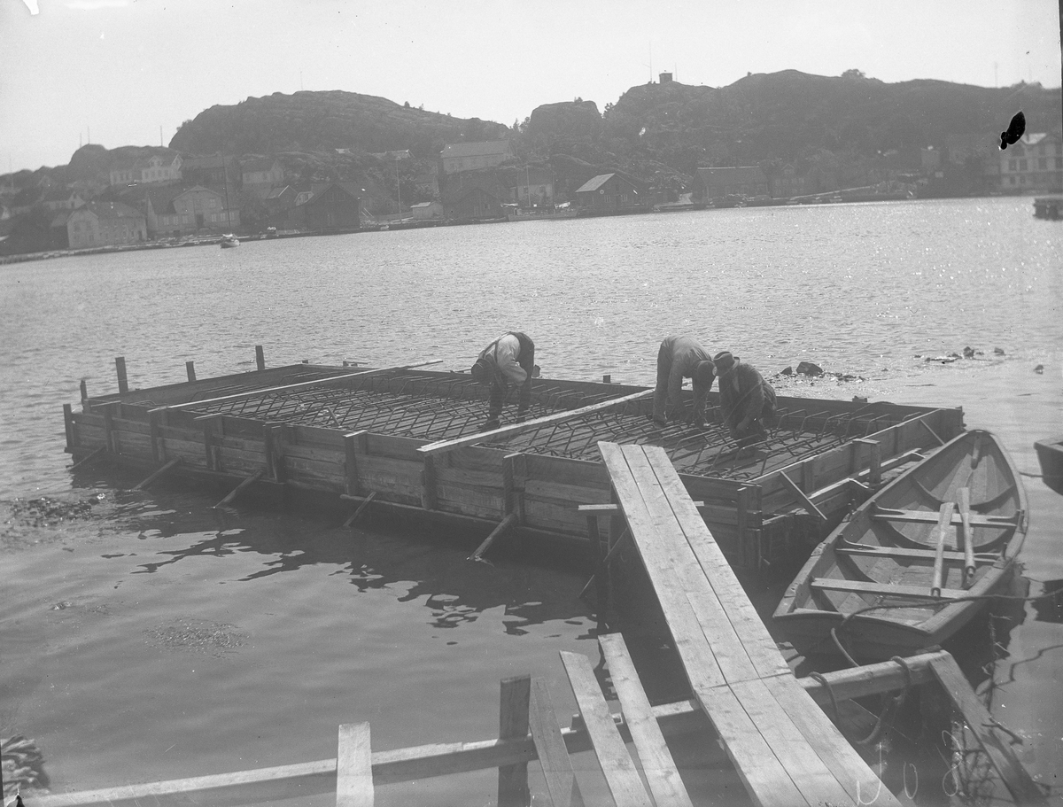menn i arbeid på lekter - Øya i bakgrunn. Kragerø 29/7-1924